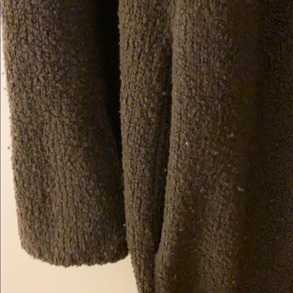 VINCE OLIVE GREEN CARDIGAN SWEATER. - Picture 4 of 4